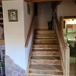 Dom W Gorach Sowich Niedzwiedzia Gawra, Hébergement de vacances *