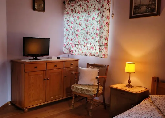 Dom W Gorach Sowich Niedzwiedzia Gawra, * Michalkowa